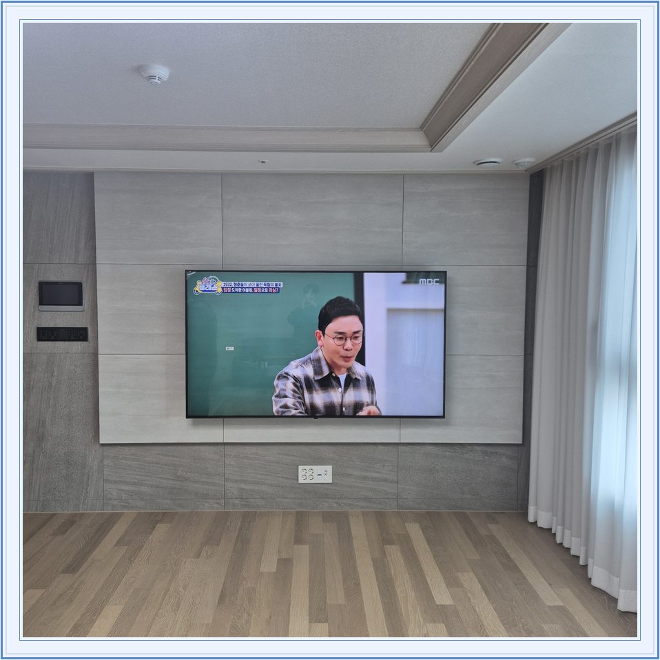 벽걸이TV 설치 참고 사진 45-3, TV와 벽면 배치